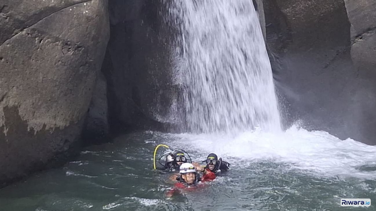 Penyelam SAR mengevakuasi jenazah remaja yang tenggelam di Curug Rambukasang